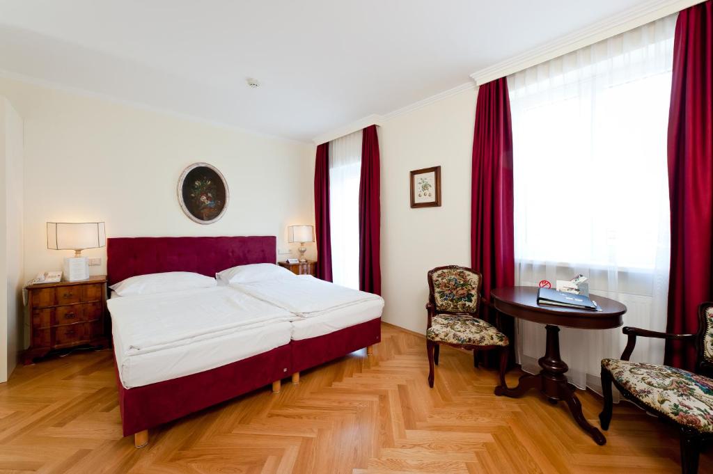 Łóżko lub łóżka w pokoju w obiekcie Hotel Regina