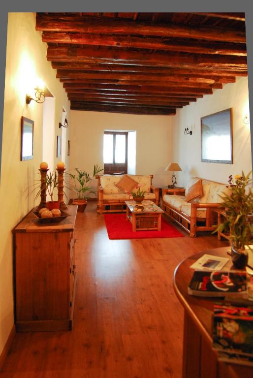 salon z kanapą i stołem w obiekcie Hotel Rural Bentor w mieście Los Realejos