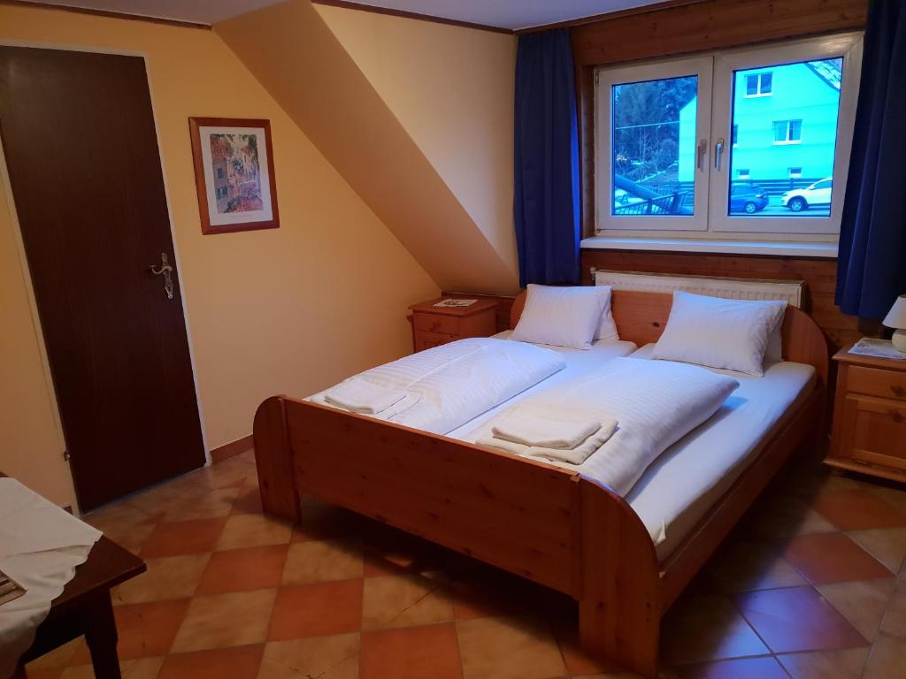 1 dormitorio con 1 cama grande y ventana en Pirates Hotel, en Hainburg an der Donau