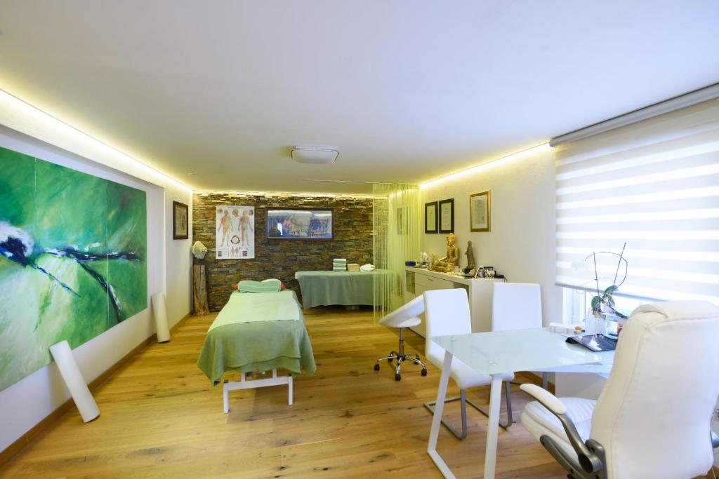 A television and/or entertainment centre at Landhotel Anna