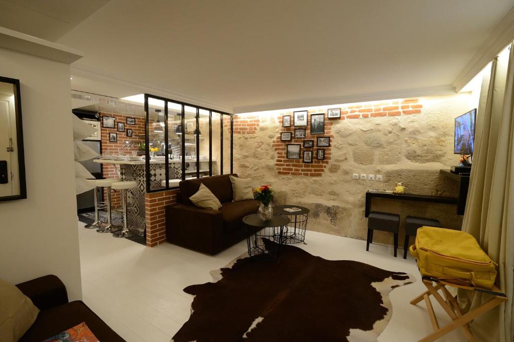 un salon avec un canapé et une table dans l'établissement Loft Basfour-Paris Centre tout équipé avec SAUNA!-Paris 4e, à Paris