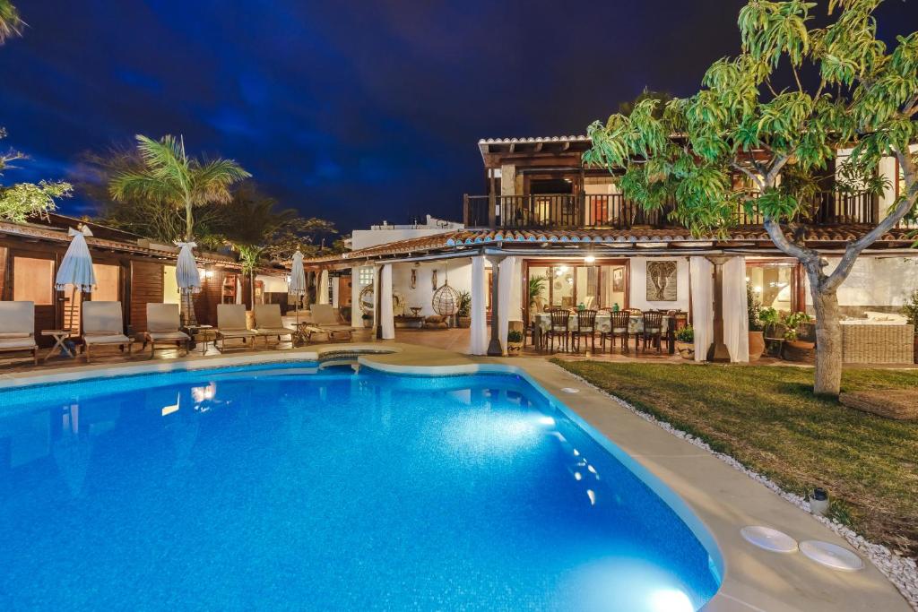 una piscina frente a una casa por la noche en Finca Santa Maria, en Callao Salvaje