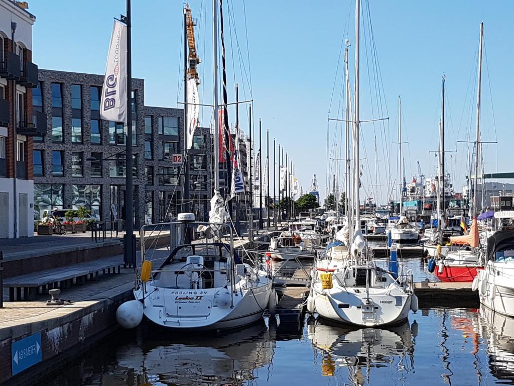 un groupe de bateaux est amarré dans un port dans l'établissement Ferienwohnung Romeike "NewPort", à Bremerhaven