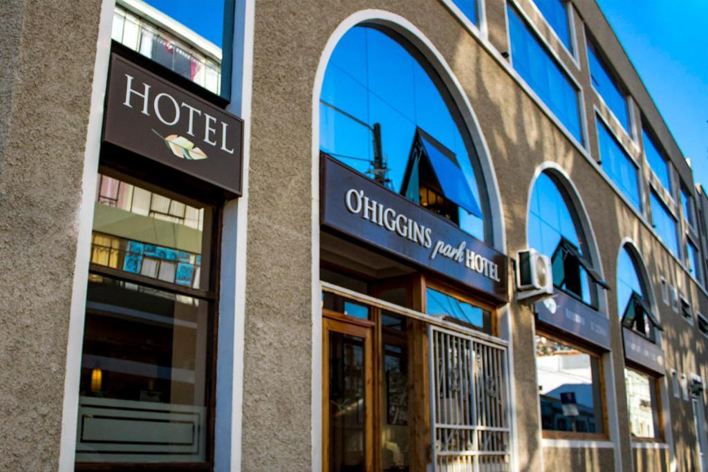 un bâtiment avec un panneau d'hôtel sur son côté dans l'établissement OHiggins Park Hotel, à Valparaíso
