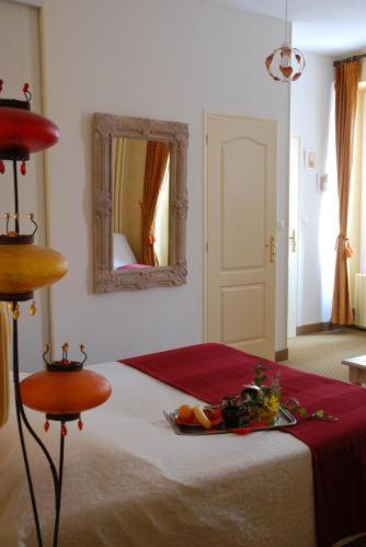 Postel nebo postele na pokoji v ubytování Logis Hôtel Restaurant Les Capucins