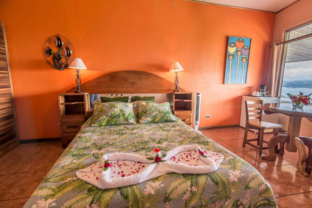Postel nebo postele na pokoji v ubytování Hotel Nepenthe B&B