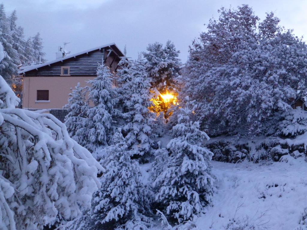 Résidence Orazur - Appartement de Charme - 2 chambres - Poêle à bois - 2 balcons - Jardin - Parking - Internet - Linge et Ménage en options payantes v zimě