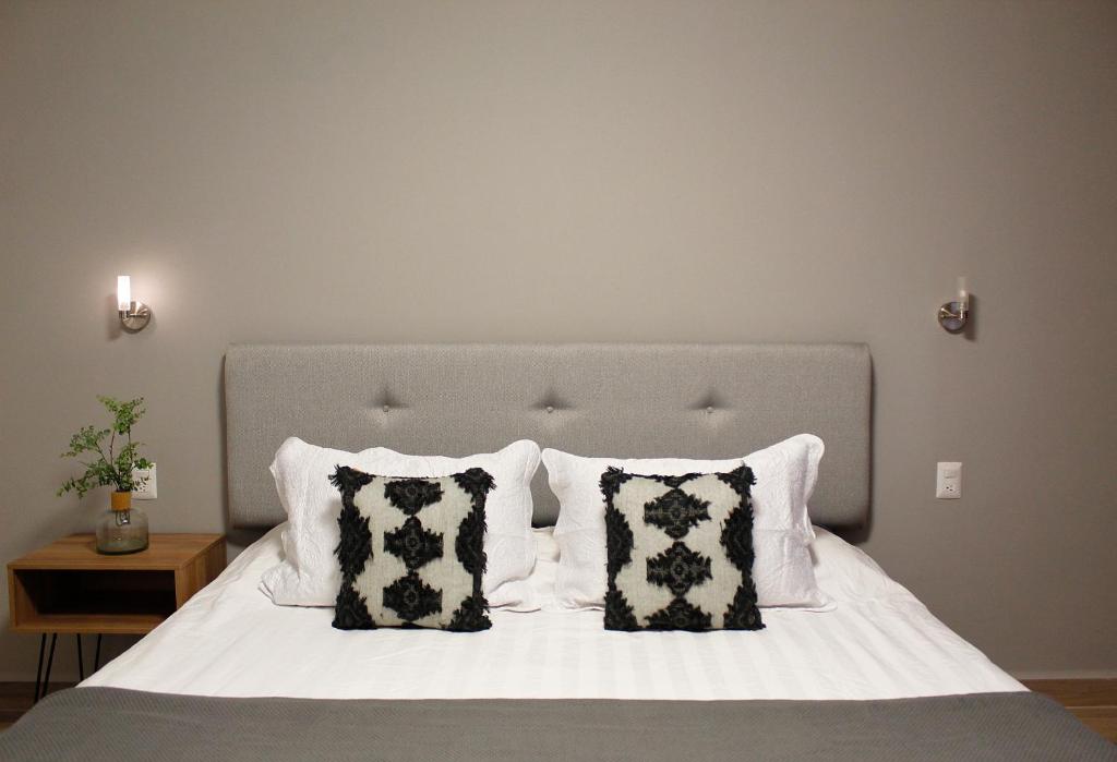 Postel nebo postele na pokoji v ubytování Suites ciento 37
