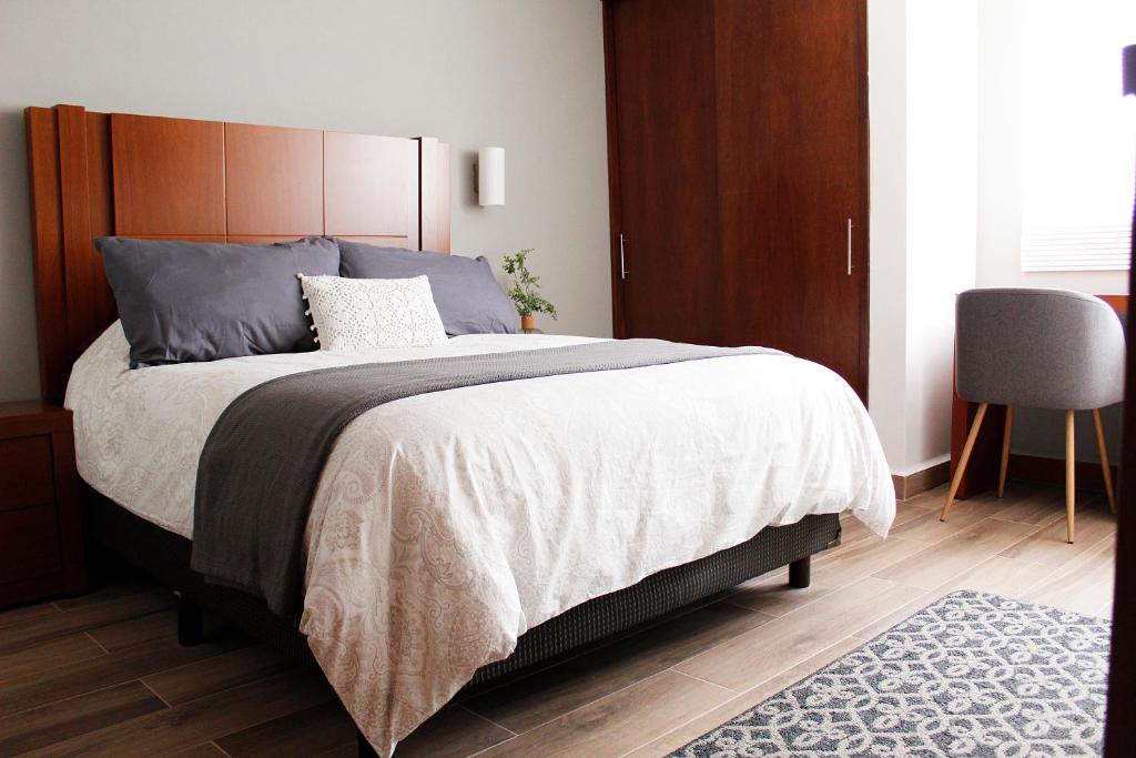 Postel nebo postele na pokoji v ubytování Suites ciento 37