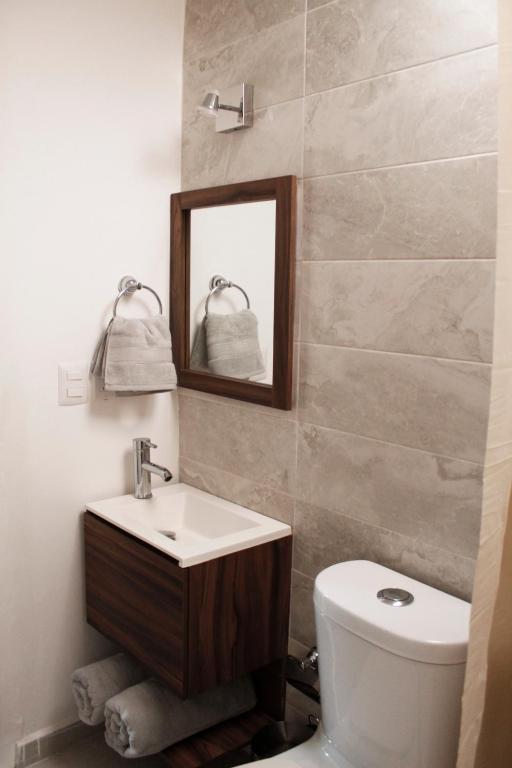 Koupelna v ubytování Suites ciento 37