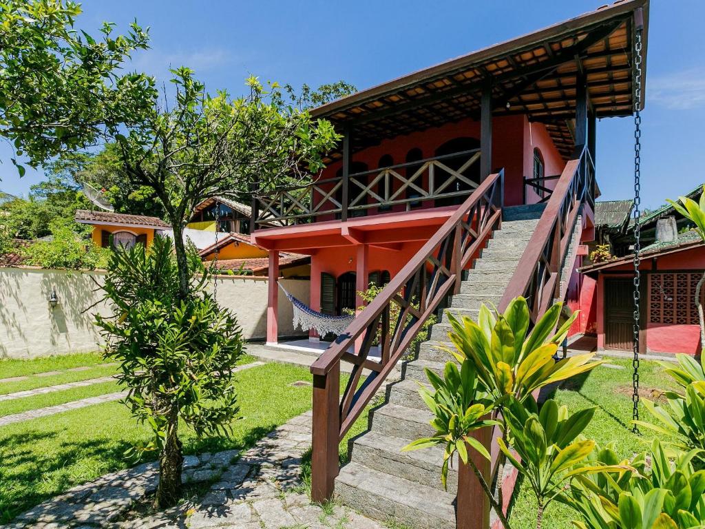 una casa con una escalera que conduce a ella en Ilhabela, charmosos chalés com ótima localização, en Ilhabela