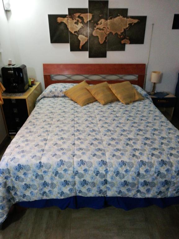 モンドヴィにあるLa casa di Adriのベッドルーム1室(青と白の掛け布団付きのベッド1台付)