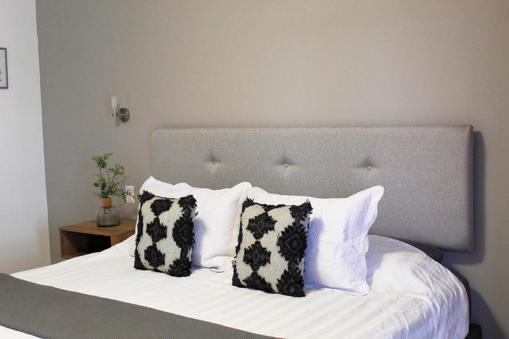 Postel nebo postele na pokoji v ubytování Suites ciento 37