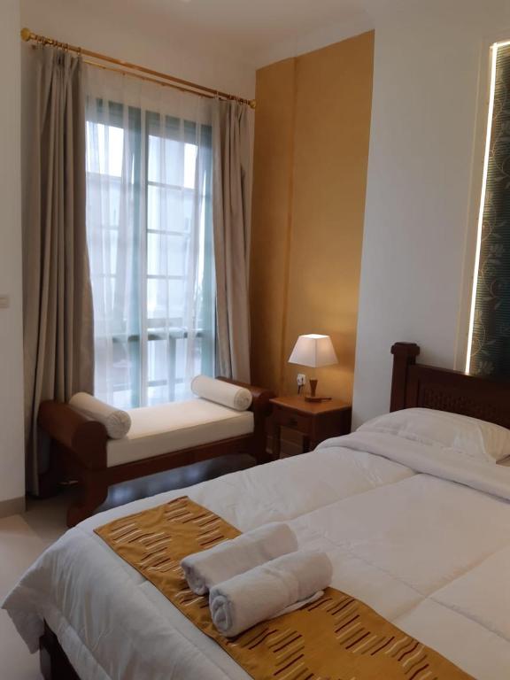 Letto o letti in una camera di Rumah Jawa Guest House (Syariah)