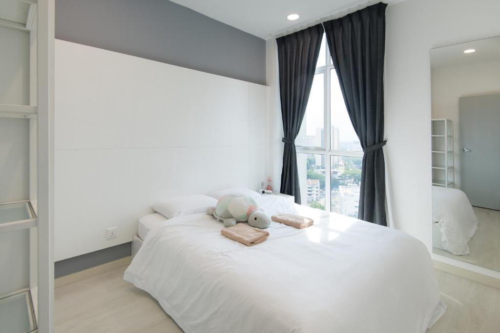 Postel nebo postele na pokoji v ubytování Straits Garden Suites, Georgetown