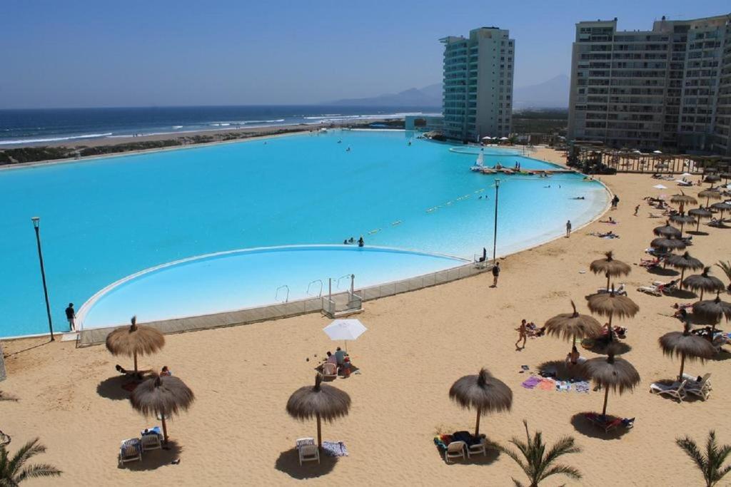una gran piscina con sombrillas en una playa en Laguna del mar, en La Serena