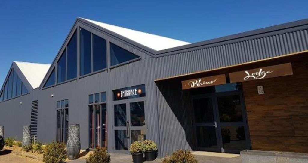 una tienda frente a un edificio con ventanas en Dubbo Rhino Lodge, en Dubbo