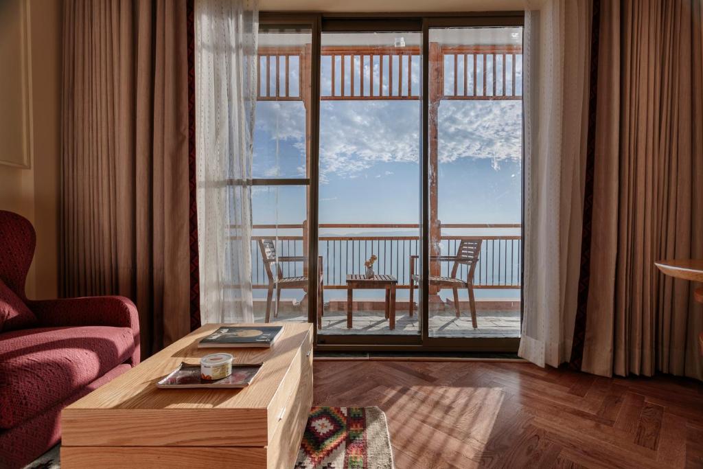 Posezení v ubytování Taj Theog Resort & Spa Shimla