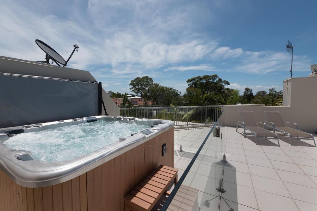 Noosa Tropicana - Appartement Sur Le Toit De Trois Chambres Avec Spa