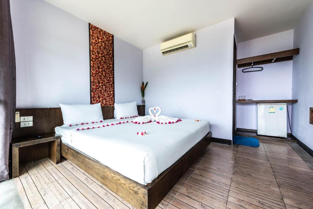 Postel nebo postele na pokoji v ubytování Phi Phi Sea Sky Resort