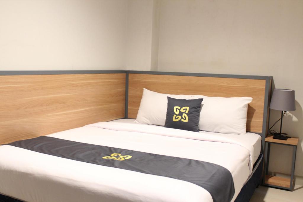 Tempat tidur dalam kamar di Ghurfati Hotel Mangga Besar