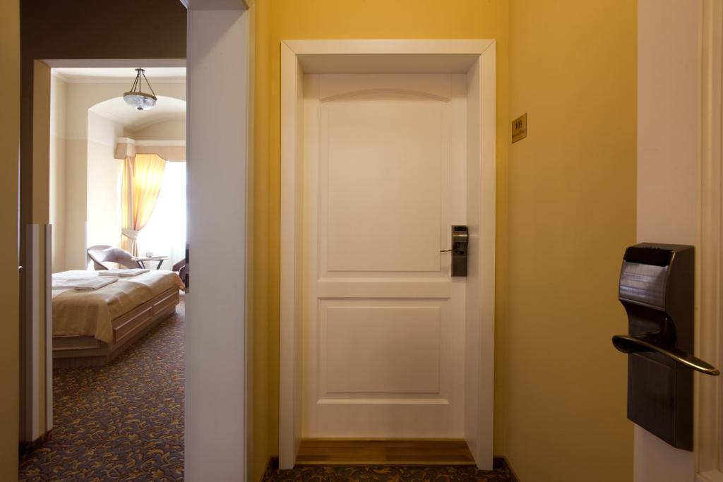 Barokk Hotel Promenád - Resim 40