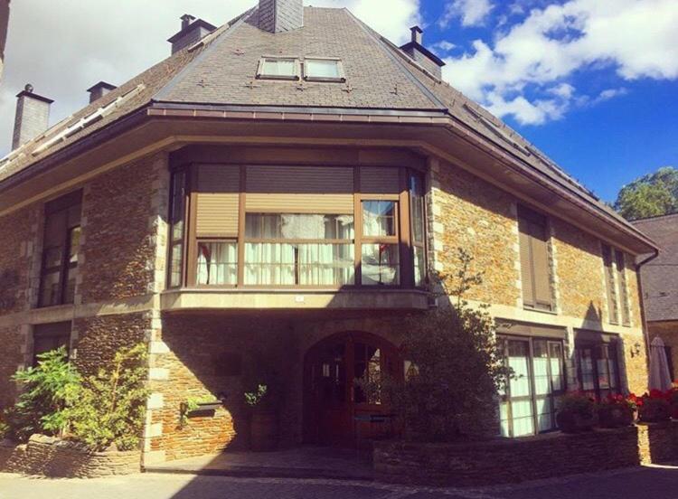 Casa de ladrillo grande con ventana grande en Aparthotel Es de Don Joan en Unha