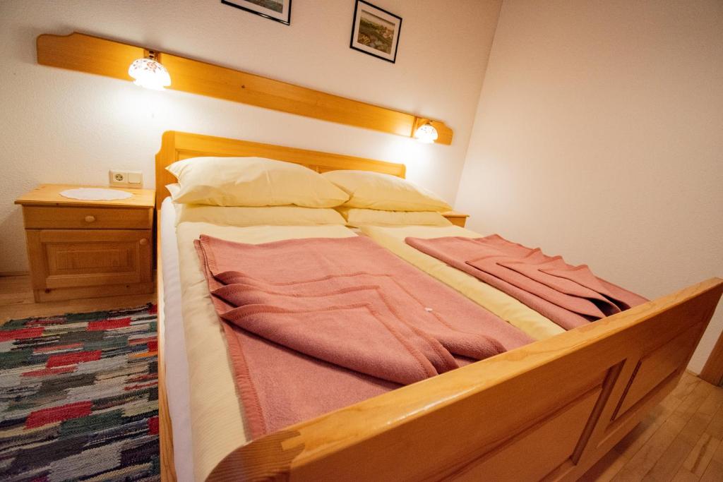 A bed or beds in a room at Ferienhäuser Paunger