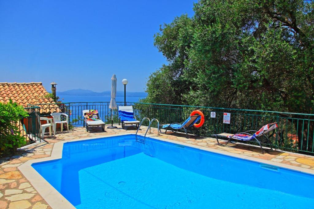 The swimming pool at or close to SeaView Calypso