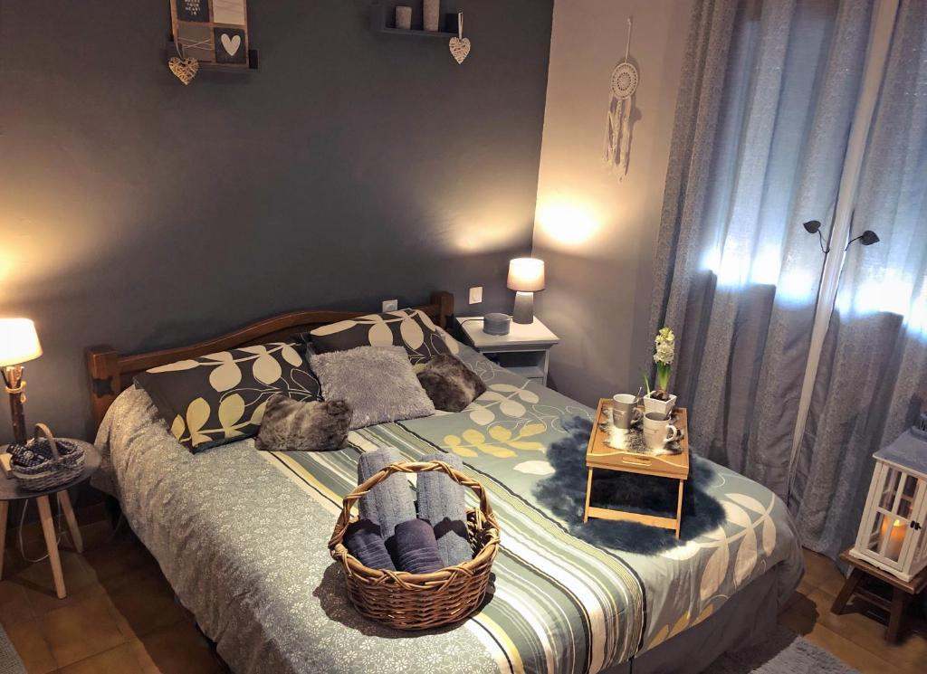 Katil atau katil-katil dalam bilik di Chambre d'hôtes L'intemporelle