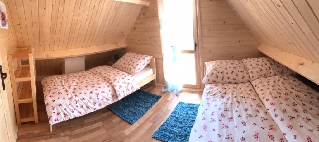 Łóżko lub łóżka w pokoju w obiekcie Biały Łabędź