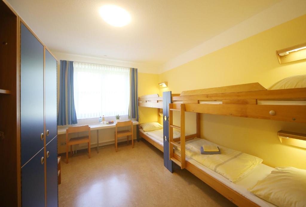 Postel nebo postele na pokoji v ubytování Jugendherberge Tönning