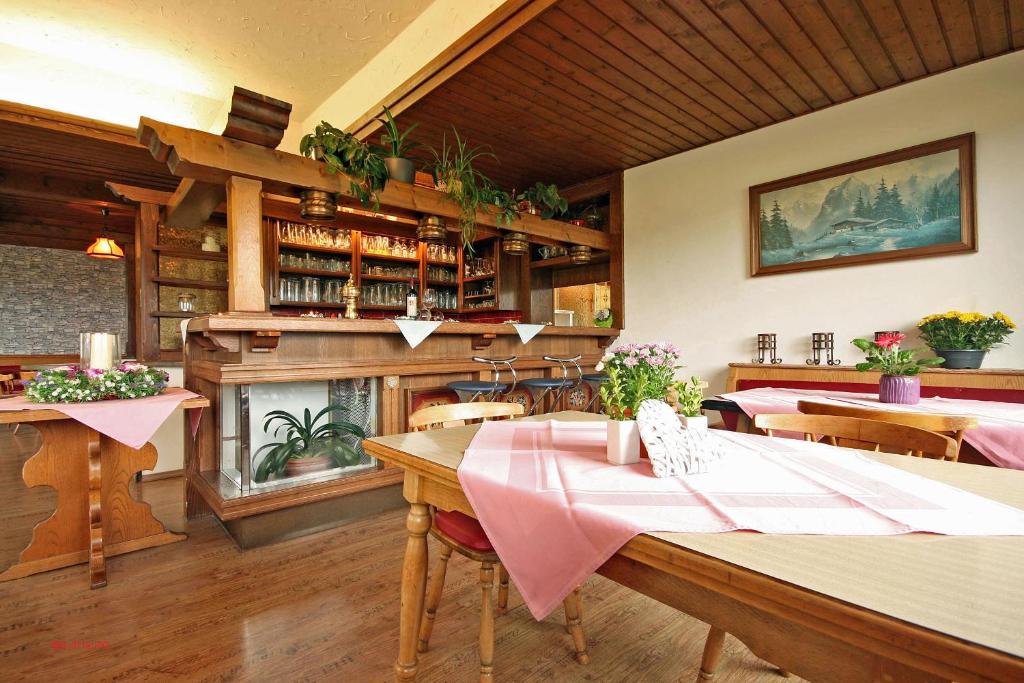 Reštaurácia alebo iné gastronomické zariadenie v ubytovaní Almliesl RADS-415
