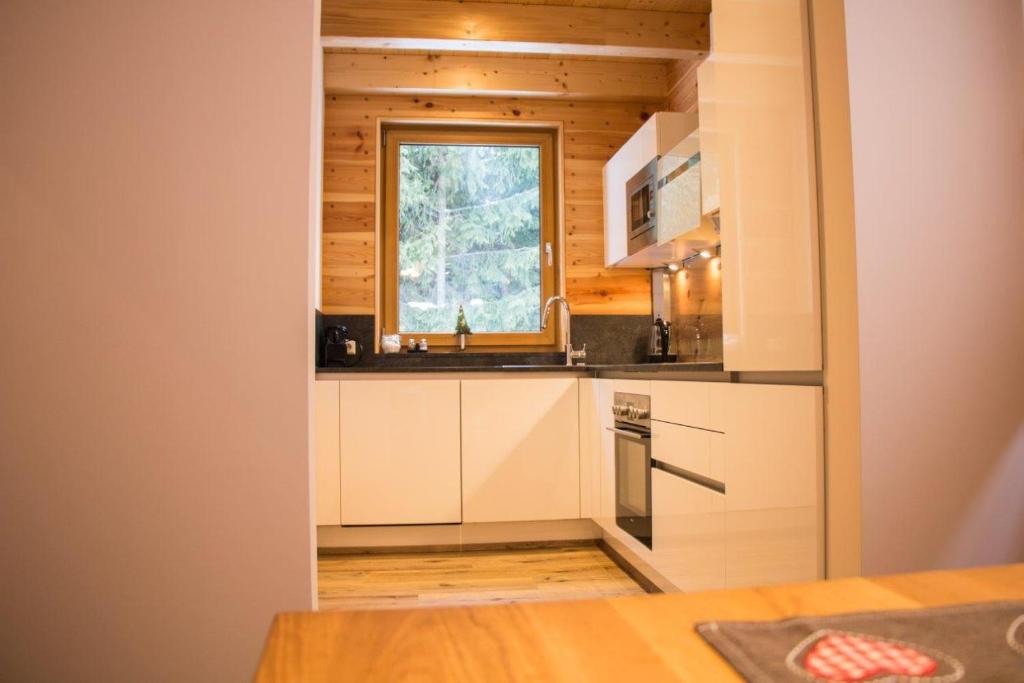 Kuchyň nebo kuchyňský kout v ubytování Chalet Traumblick