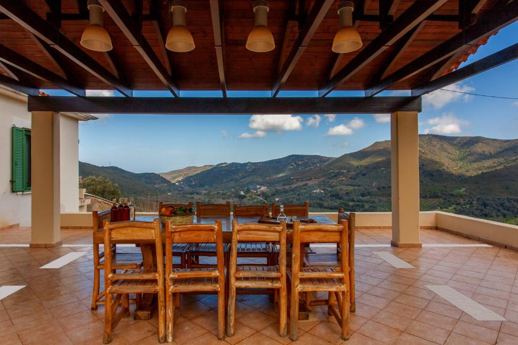 a dining room with a table and chairs and mountains at Augusta Country House in Derés