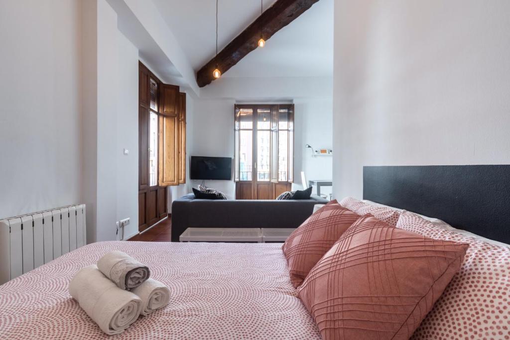 a bedroom with a bed with two towels on it at Cool Central Market in Valencia