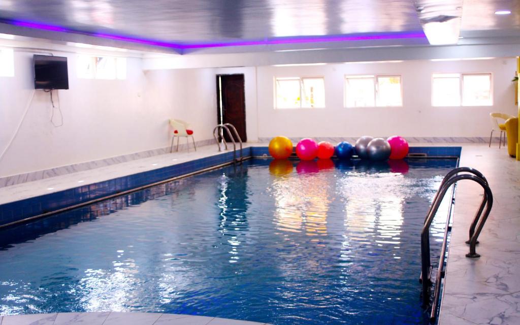 Bazén v ubytování Dalchifit Suites by Premium Swiss Hospitality nebo v jeho okolí