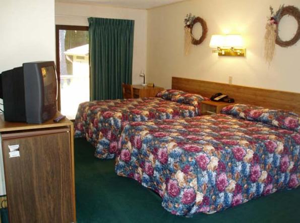 Postel nebo postele na pokoji v ubytování Tall Pines Motel