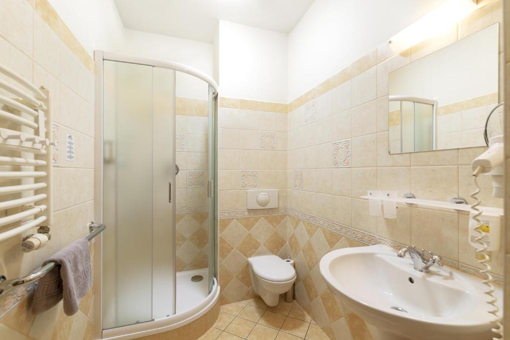 Un baño de Hotel U Simla
