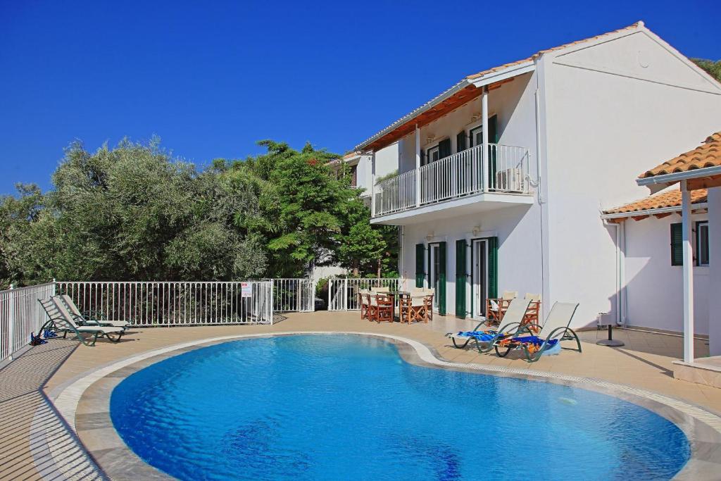 Bazén v ubytování Beach Villa Oneiro nebo v jeho okolí
