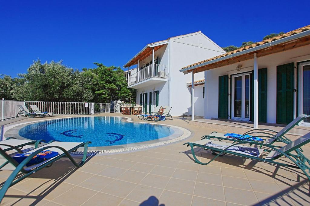 Bazén v ubytování Beach Villa Oneiro nebo v jeho okolí