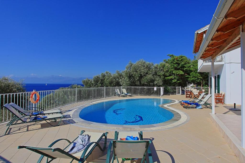 Bazén v ubytování Beach Villa Oneiro nebo v jeho okolí