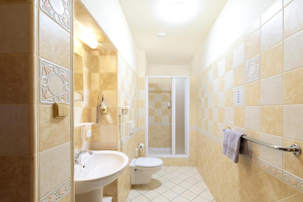 Un baño de Hotel U Simla