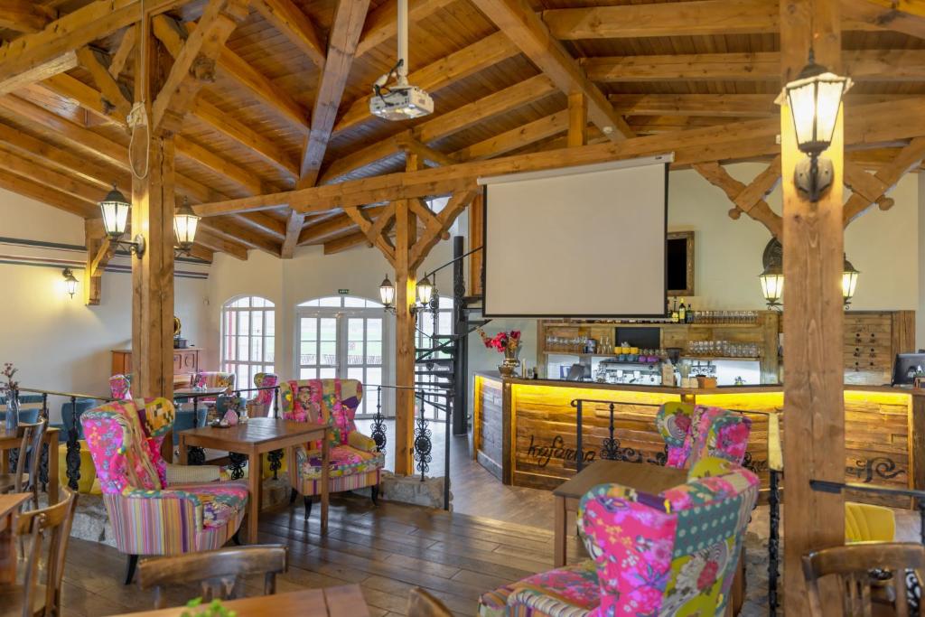 Un restaurante o sitio para comer en Hotel U Simla
