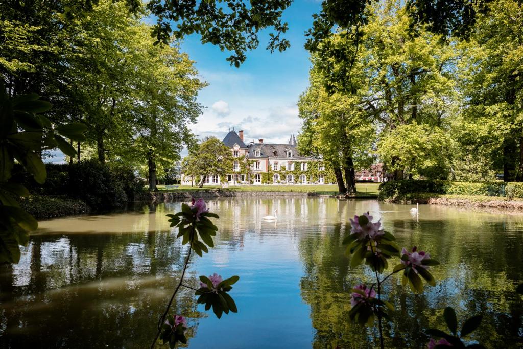 オンザンにあるLes Hauts de Loireの家の前の湖の景色