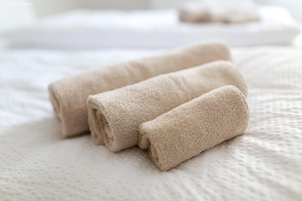 A bed or beds in a room at City Charme Apartments