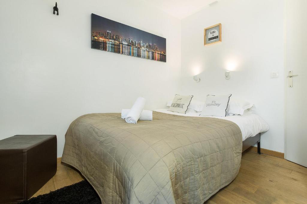 een slaapkamer met een bed en een foto aan de muur bij Apartment Grepon 3A in Chamonix-Mont-Blanc