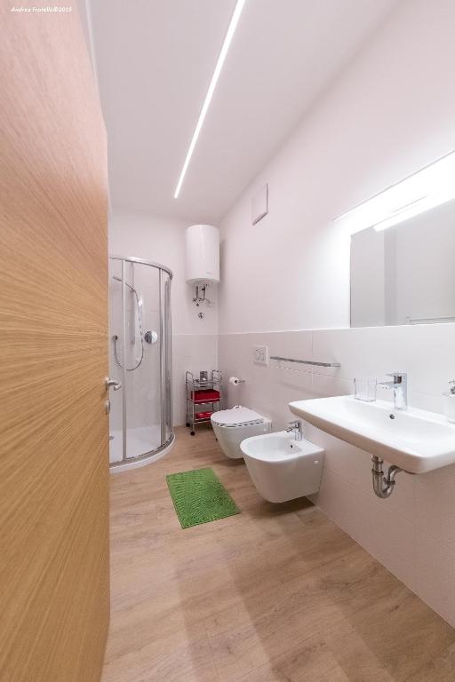 A bathroom at City Charme Apartments