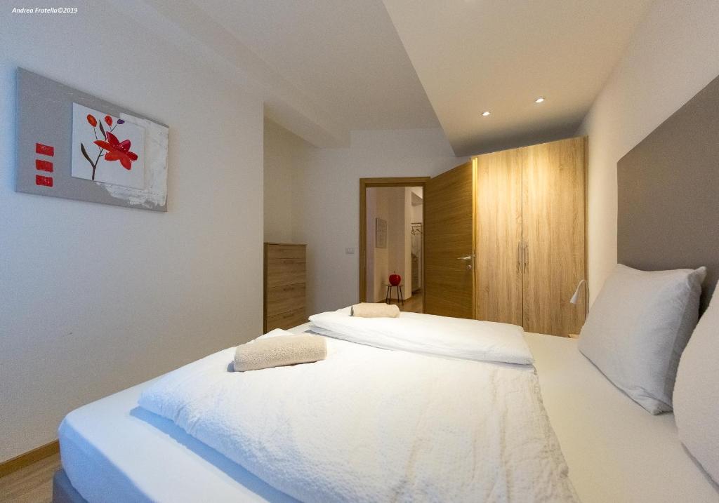 A bed or beds in a room at City Charme Apartments