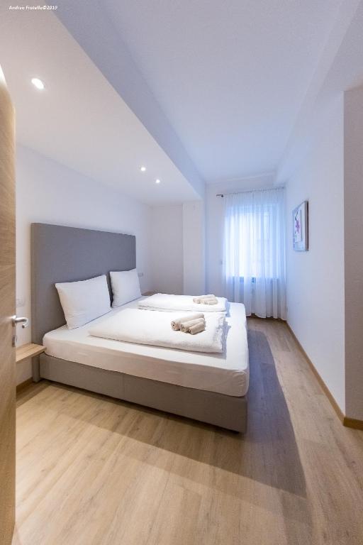 A bed or beds in a room at City Charme Apartments